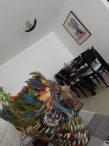 A minutos del centro Con cochera في تروخيو: كرسي الطاووس الملون في غرفة المعيشة