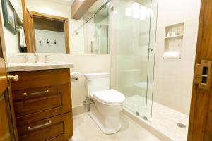 uma casa de banho com um WC e uma cabina de duche em vidro. em Luxury One Bedroom with Hot Tub apartment hotel em Park City
