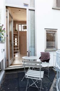 une terrasse couverte avec une table et des chaises. dans l'établissement Noorderbed, à Amsterdam