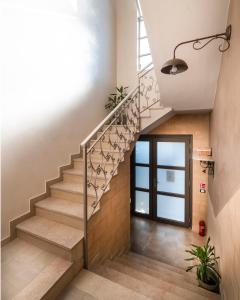 een trap in een huis met een glazen deur bij LA S'VOLTA VANZAGO BED AND BREAKFAST in Vanzago