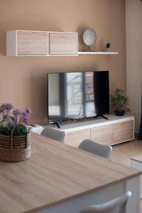 A television and/or entertainment centre at Nuevo apartamento en playa con aire acondicionado MASBO 3