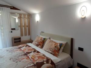 Un dormitorio con una cama con almohadas. en Casa Danci II, en Borşa