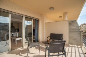 A balcony or terrace at Nuevo apartamento en playa con aire acondicionado MASBO 3