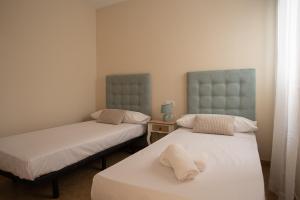 A bed or beds in a room at Nuevo apartamento en playa con aire acondicionado MASBO 3