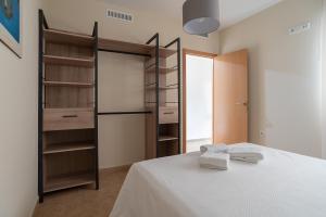 A bed or beds in a room at Nuevo apartamento en playa con aire acondicionado MASBO 3