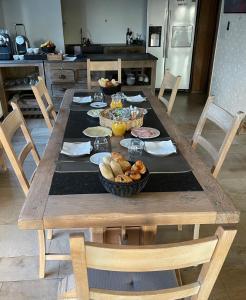 梅瑟的住宿－休閒時光賓館，厨房里配有一张带食物的木桌