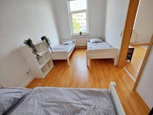 - une chambre avec 2 lits et un miroir dans l'établissement YourFavoriteBed Designwohnung Nähe Zentrum und Klinikum, à Plauen