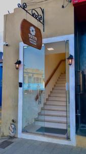 un edificio con una escalera frente a una puerta de vidrio en Pousada Tutti Del Fiori, en Maracás