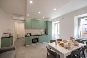 A kitchen or kitchenette at Dream Baveno