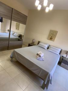 um quarto com uma cama com uma toalha em Newly Refurbished Mellieha Central apartment em Mellieħa