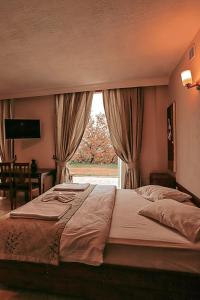 Postel nebo postele na pokoji v ubytování Gödence Hotel Restoran Bungalow