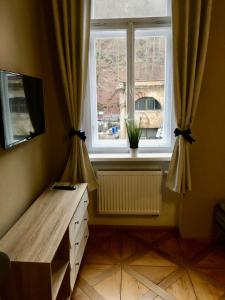 Habitación con escritorio y ventana con cortinas. en Apartment Vertigo, en Karlovy Vary 56 fotos más
