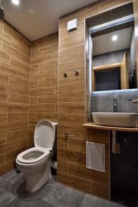ヴェリングラードにあるОрфей Велинградのバスルーム(トイレ、洗面台付)