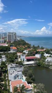una vista aérea de la ciudad y el océano en Espectacular Apartamento Sierra Beach Resort en Santa Marta