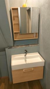 bagno con lavandino e specchio di Appartamento indipendente in Franciacorta a Passirano