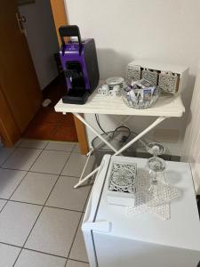 une imprimante violette assise sur une table blanche dans l'établissement CASA STEFANIA con giardino a LUGANO, à Grancia