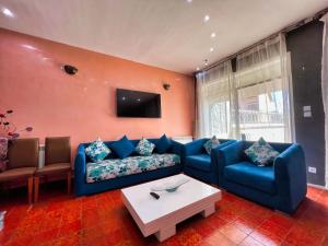 印摩澤魯德坎達的住宿－Chalet Snow Valley - Private Pool，客厅配有蓝色的沙发和电视