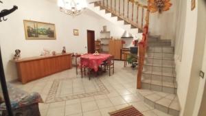 uma sala de estar com uma mesa e uma escada em Appartamento Kiwy em Arsago Seprio