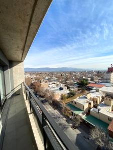 Blick auf die Stadt vom Balkon eines Gebäudes in der Unterkunft Departamento Cordillera in Godoy Cruz