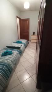 2 bedden in een kamer bij Appartamento Kiwy in Arsago Seprio