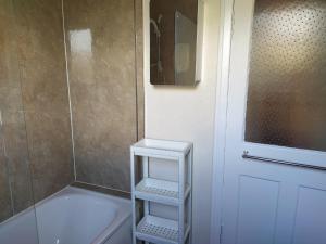 bagno con doccia e porta bianca di SELF CATERING 2 Bedroom Flat a Edimburgo