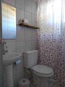 a bathroom with a toilet and a sink at Pousada Refúgio D´Mar in Ubatuba