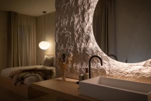 W łazience znajduje się umywalka i lustro. w obiekcie Vriskaig Luxury Guest Suite with Iconic Views w mieście Portree
