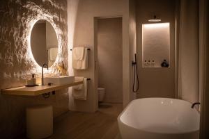 y baño con bañera, lavabo y espejo. en Vriskaig Luxury Guest Suite with Iconic Views, en Portree