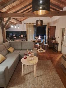 Posedenie v ubytovaní Maisonnette vue sur forêt