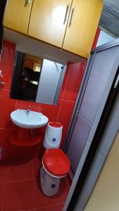 La salle de bains est pourvue de toilettes et d'un lavabo. dans l'établissement Posada Rural - La Isabela, à Tópaga