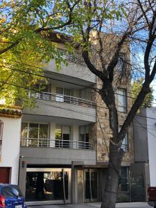 un bâtiment avec un arbre en face dans l'établissement Departamento Quinta N, à Mendoza