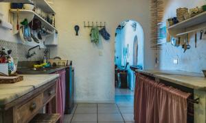 a kitchen with blue and white walls and a counter at Casa pé na areia na Praia da Armação em Ilhabela in Ilhabela