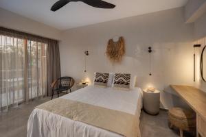 帕諾爾莫斯雷斯蒙的住宿－Casa D'Oro Suites by Estia 'Adults Only'，卧室设有一张白色大床和一扇窗户。