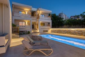 Бассейн в Casa D'Oro Suites by Estia 'Adults Only' или поблизости