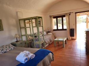 a bedroom with a bed with towels on it at Posada Buen Camino in Nono