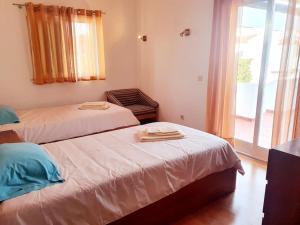 Ένα ή περισσότερα κρεβάτια σε δωμάτιο στο LOVELY BEACH HOUSE moradia V4 com piscina +21 φωτογραφίες