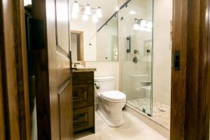 Et badeværelse på Luxury One Bedroom with Mountain View apartment hotel