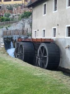 una presa con dos ruedas de agua grandes al lado de un edificio en Portal de los Andes Bariloche en San Carlos de Bariloche