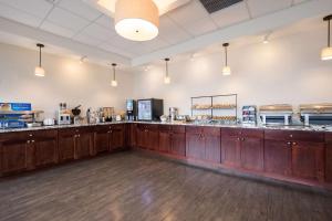 Кухня или кухненски бокс в Best Western Northwest Indiana Inn