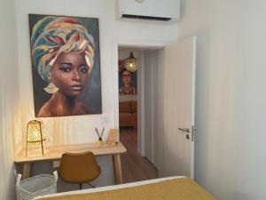 een kamer met een schilderij van een zwarte vrouw bij Exotic Fusion: Coffee & Radio in Lissabon