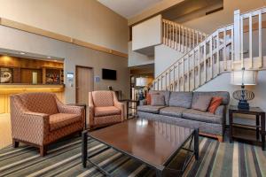 - un salon avec deux canapés et un escalier dans l'établissement Best Western Plus Chelsea Hotel, à Monticello