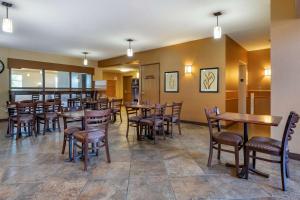 une salle à manger avec des tables et des chaises en bois dans l'établissement Best Western Plus Chelsea Hotel, à Monticello