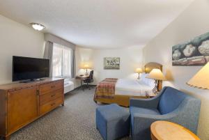 a hotel room with a bed and a television at Best Western Kokopelli Lodge in Clayton