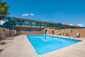 a large swimming pool in front of a building at Best Western Kokopelli Lodge in Clayton