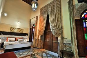 Postel nebo postele na pokoji v ubytování Riad Moulaydriss et Giacomo
