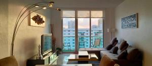 sala de estar con sofá y ventana grande en Penthouse Ocean Reserve, en Miami Beach