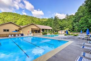 - une piscine avec des chaises et une maison dans l'établissement Quiet Blue Ridge Haven Less Than 4 Mi to Sapphire Resort!, à Sapphire