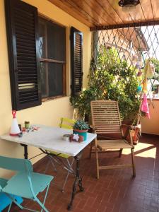 un patio con sillas, una mesa y una mesa con sillas en Casa Tognetti en Migliarino