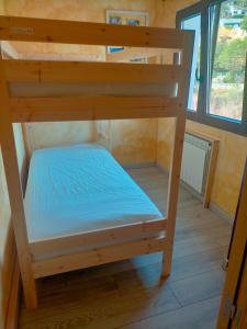 a bunk bed in a tiny house at Apartamento rural in Miraflores de la Sierra