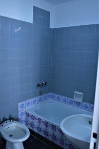 een badkamer met een bad, een toilet en een wastafel bij Casa Anne in Tandil